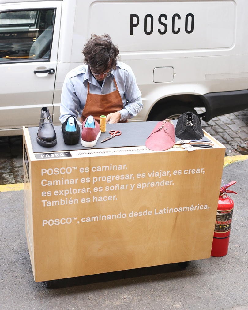 POSCO sale a la calle y muestra cómo hace sus zapatos POSCO sale a la calle y muestra cómo hace sus zapatos