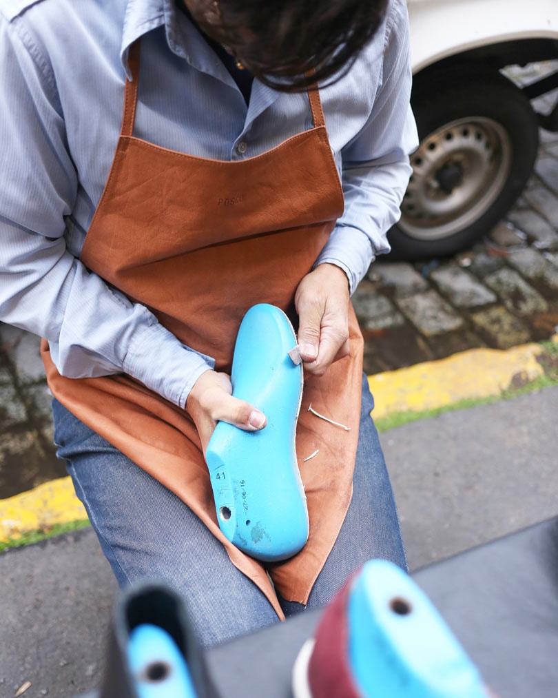 POSCO sale a la calle y muestra cómo hace sus zapatos POSCO sale a la calle y muestra cómo hace sus zapatos