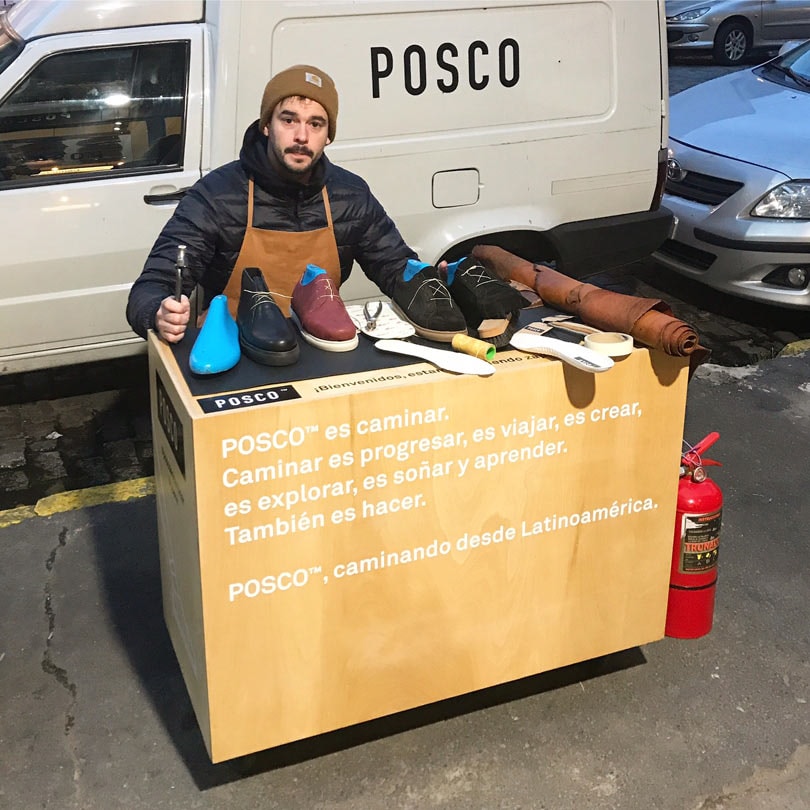 POSCO sale a la calle y muestra cómo hace sus zapatos POSCO sale a la calle y muestra cómo hace sus zapatos