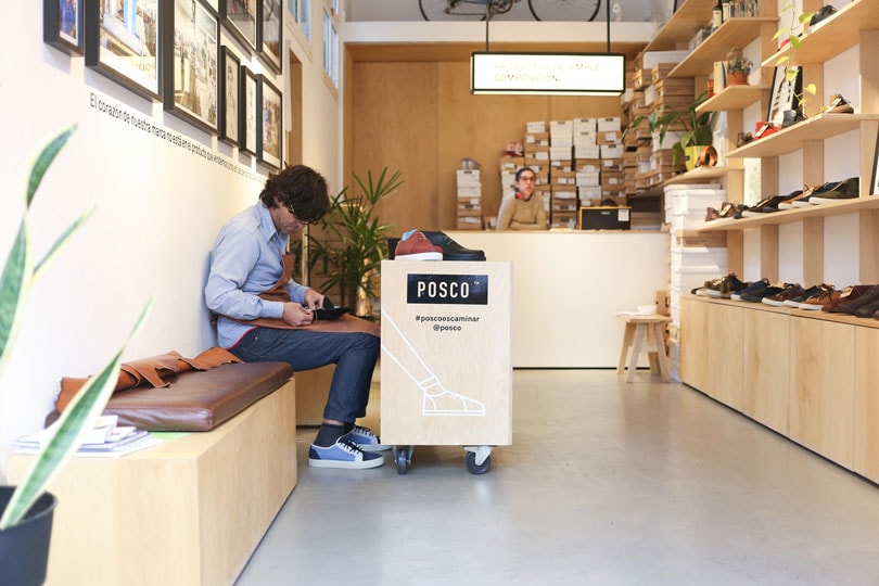 POSCO sale a la calle y muestra cómo hace sus zapatos POSCO sale a la calle y muestra cómo hace sus zapatos