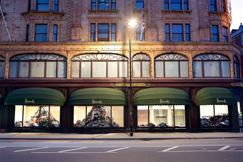 En imágenes: Vetements x Harrods En imágenes: Vetements x Harrods