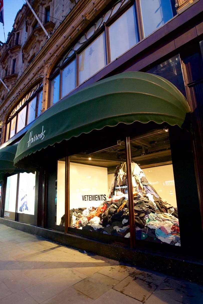 En imágenes: Vetements x Harrods En imágenes: Vetements x Harrods