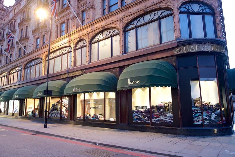 En imágenes: Vetements x Harrods En imágenes: Vetements x Harrods