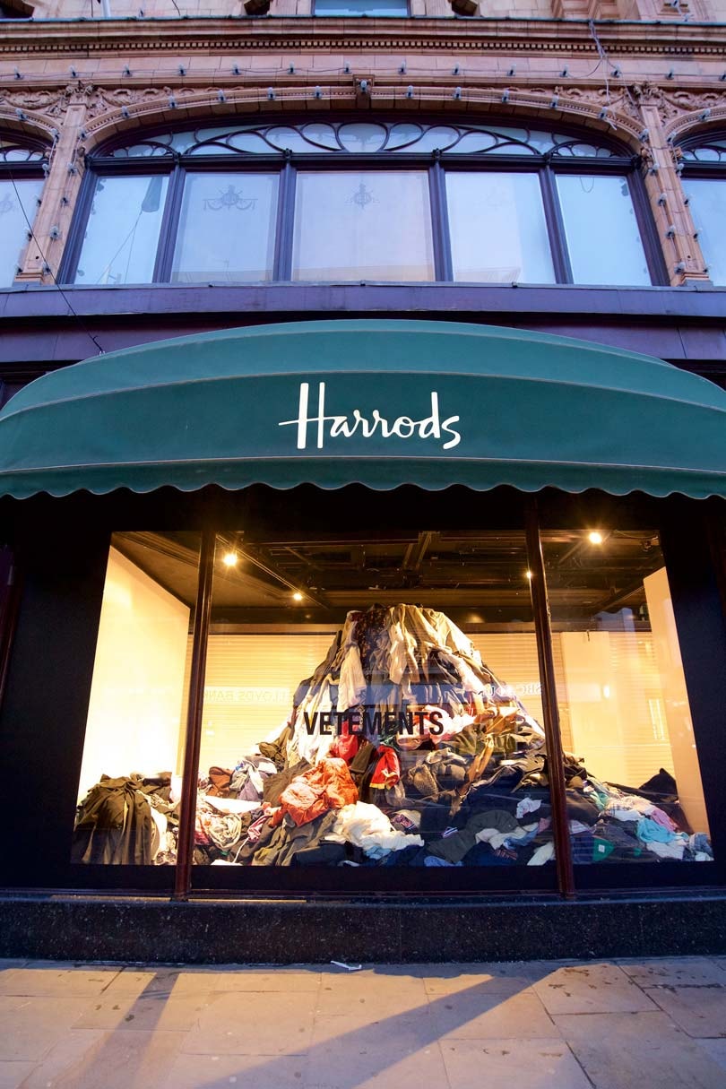 En imágenes: Vetements x Harrods En imágenes: Vetements x Harrods