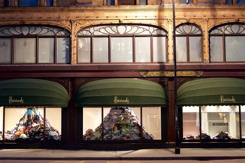 En imágenes: Vetements x Harrods En imágenes: Vetements x Harrods