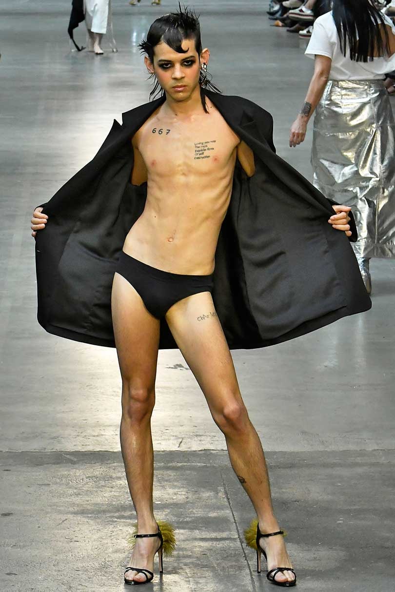 Hombre embarazado y "flower power" en la Semana de la Moda de Londres Hombre embarazado y "flower power" en la Semana de la Moda de Londres