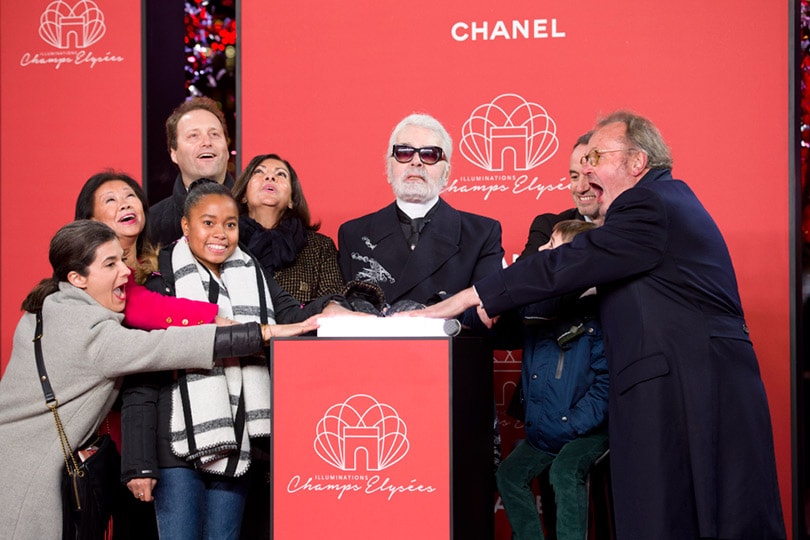 Karl Lagerfeld y Chanel iluminan de rojo los Campos Elíseos Karl Lagerfeld y Chanel iluminan de rojo los Campos Elíseos