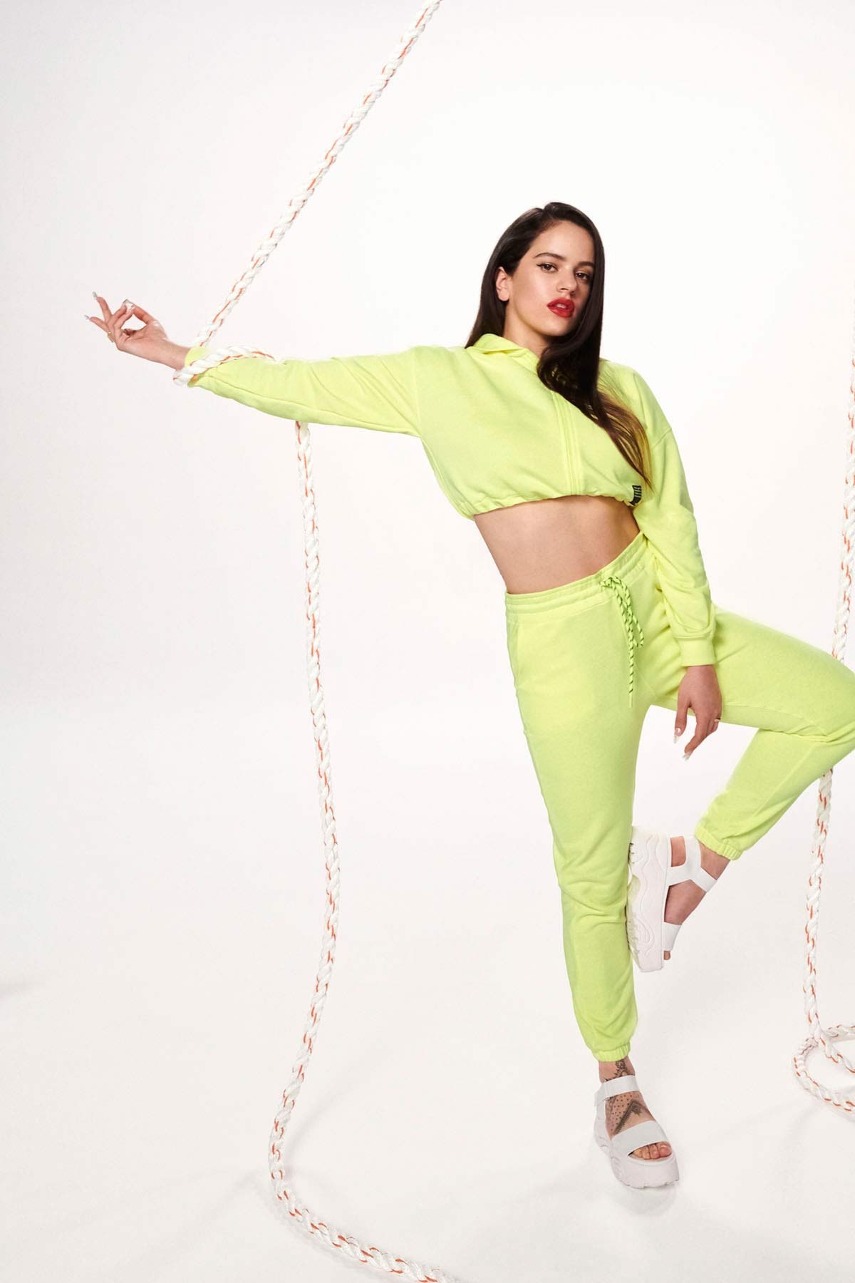 Rosalía y Pull&Bear lanzan una nueva colección cápsula Rosalía y Pull&Bear lanzan una nueva colección cápsula