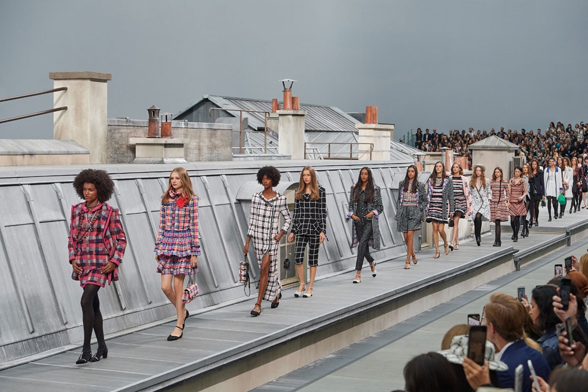De Leandro Cano a la intrusa en el desfile de Chanel: lo más destacado de la Semana de la Moda de París SS20 De Leandro Cano a la intrusa en el desfile de Chanel: lo más destacado de la Semana de la Moda de París SS20