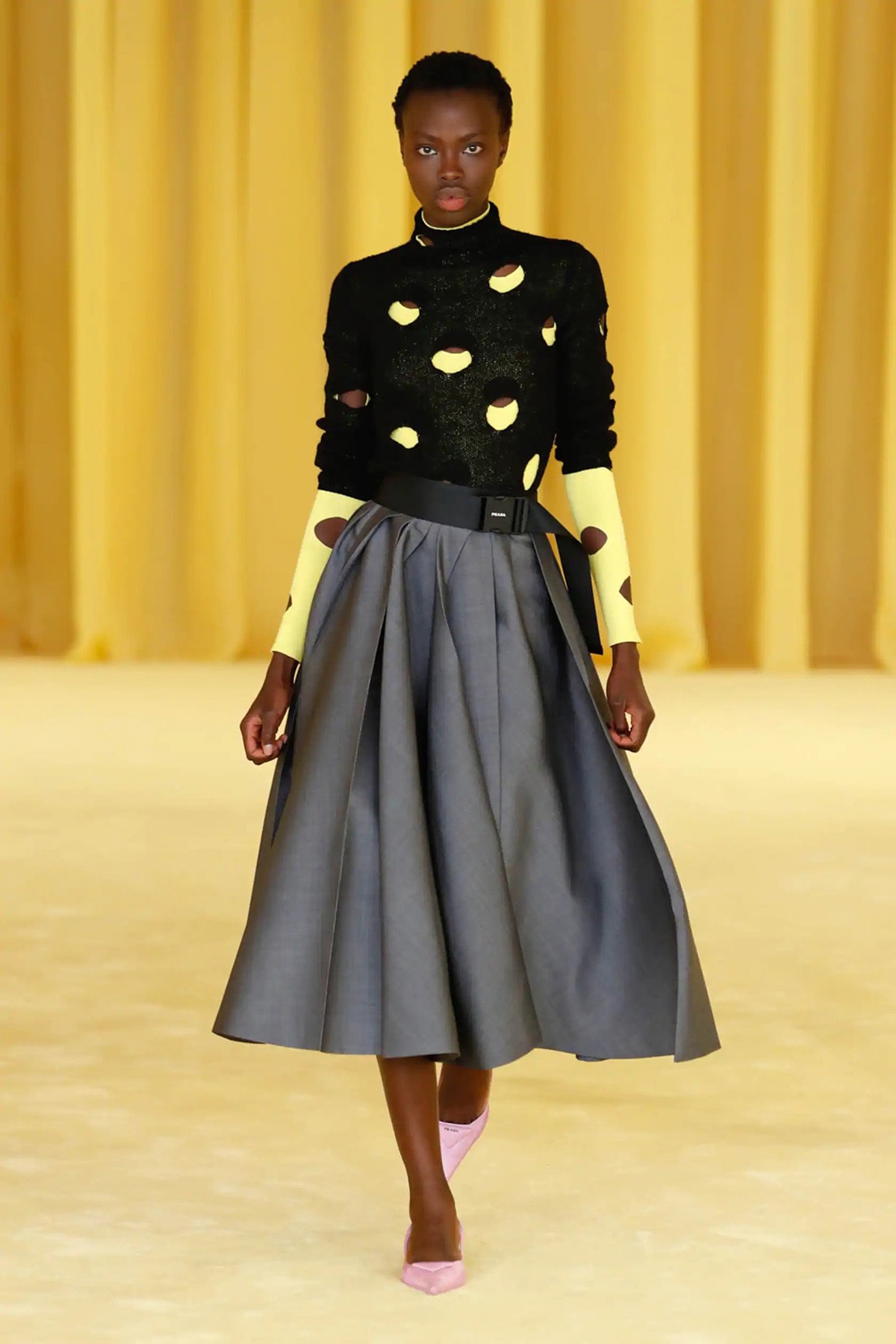 Prada deslumbra con el “baile de debutantes” de Miuccia Prada y Raf Simons Prada deslumbra con el “baile de debutantes” de Miuccia Prada y Raf Simons