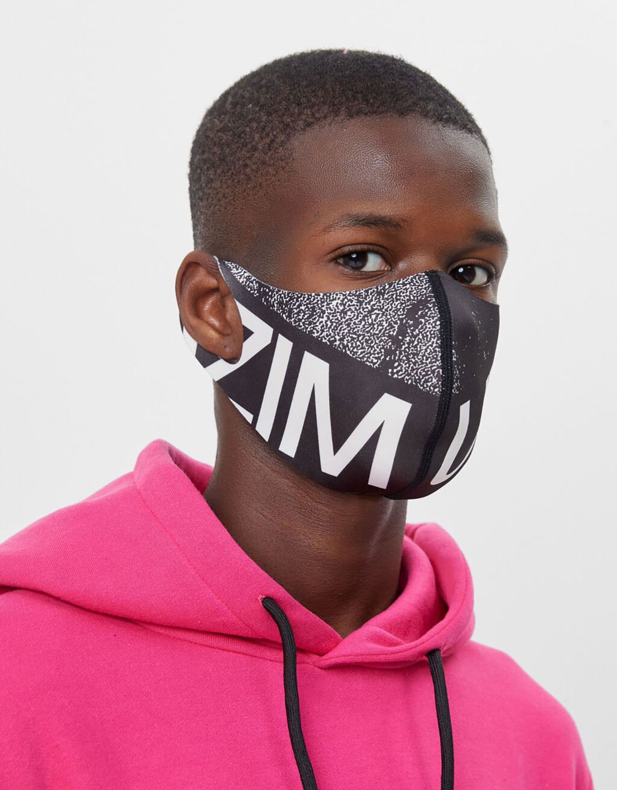 Inditex causa auténtico furor con sus primeros modelos de mascarillas Inditex causa auténtico furor con sus primeros modelos de mascarillas