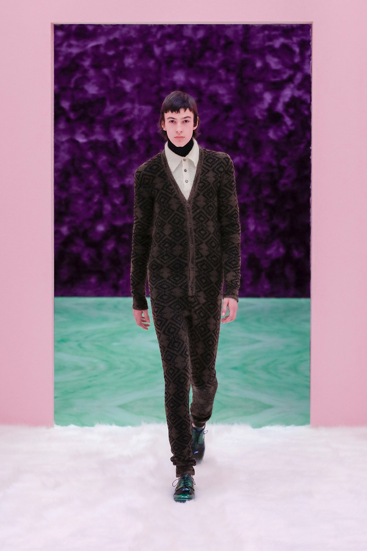 Prada ahonda en su dualismo con una colección de “bodys” masculinos durante la Milan Fashion Week Prada ahonda en su dualismo con una colección de “bodys” masculinos durante la Milan Fashion Week