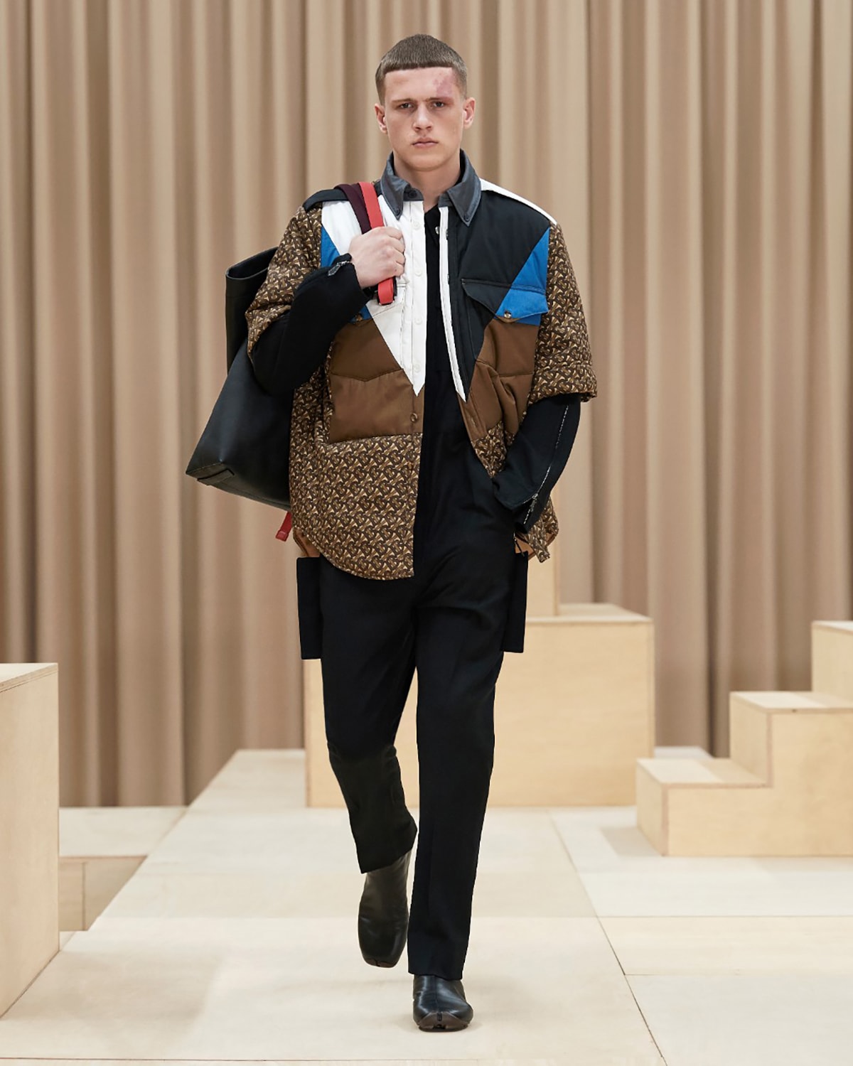 Riccardo Tisci presenta “Escapes”, su primera colección masculina para Burberry Riccardo Tisci presenta “Escapes”, su primera colección masculina para Burberry