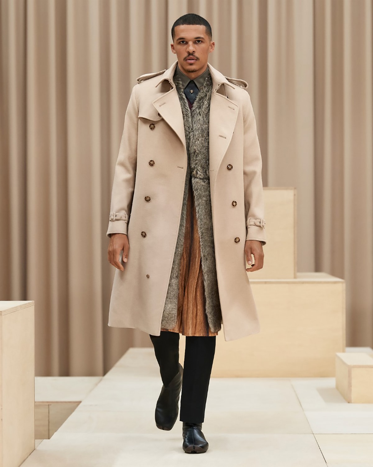 Riccardo Tisci presenta “Escapes”, su primera colección masculina para Burberry Riccardo Tisci presenta “Escapes”, su primera colección masculina para Burberry